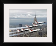 Six F16 Fighting Falcons with the US Air Force Thunderbirds fly in delta formation