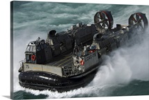 A US Navy Landing Craft Air Cushion heading to the Kuwait Naval Base