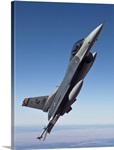 An F-16 Fighting Falcon maneuvers over Arizona