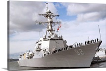 Sailors man the rails aboard the guidedmissile destroyer USS Momsen