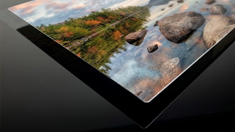 Close up photograph of the corner of a metal print