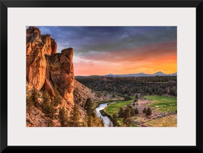 Sunset at Smith Rock State Park in Oregon with view of Crooked river.