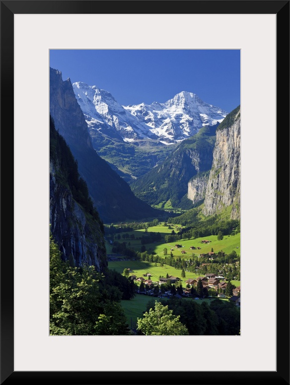 Switzerland, Bernese Oberland, Lauterbrunnen town and Valley