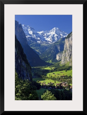 Switzerland, Bernese Oberland, Lauterbrunnen town and Valley