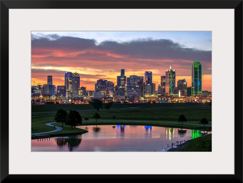 A horizontal image of the Dallas, Texas city skyline at sunset