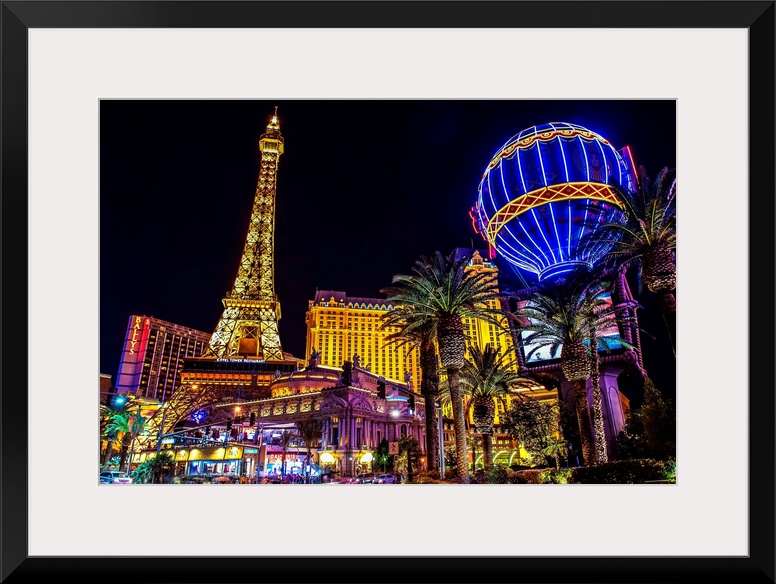 Evening photograph of the Las Vegas strip with the Eiffel Tower and hot air balloon.