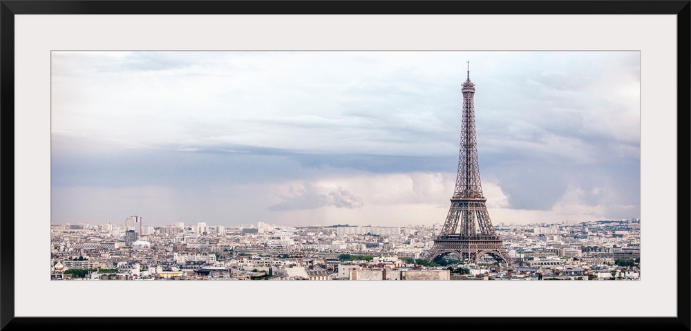 Panoramic photograph of the city of Paris highlighting the Eiffel Tower.