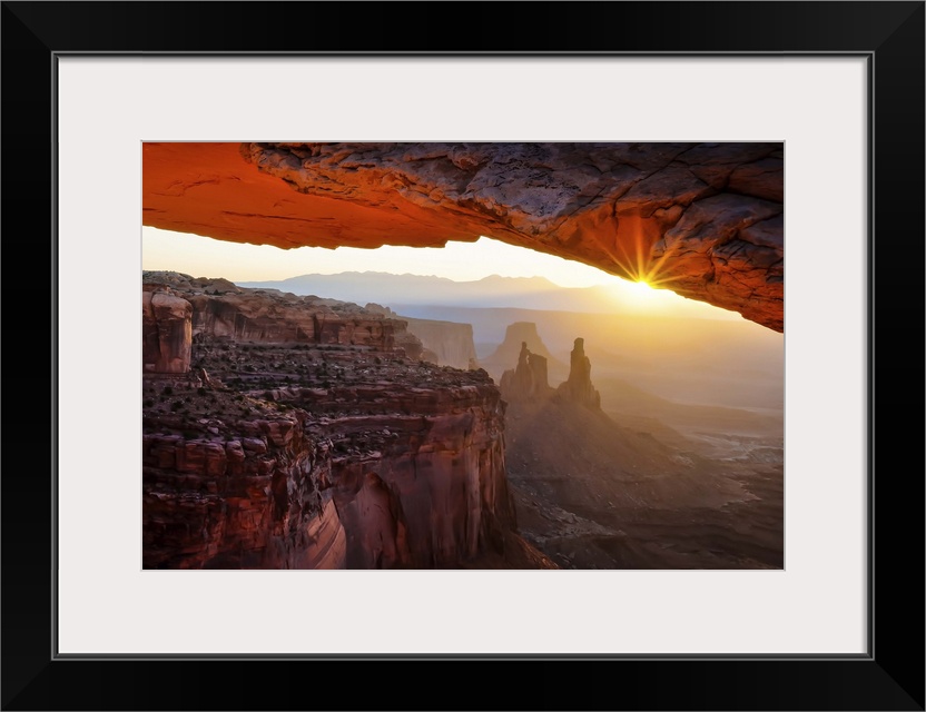 A breathtaking photograph throug the Mesa Arch in Utah's Canyonlands National Park.