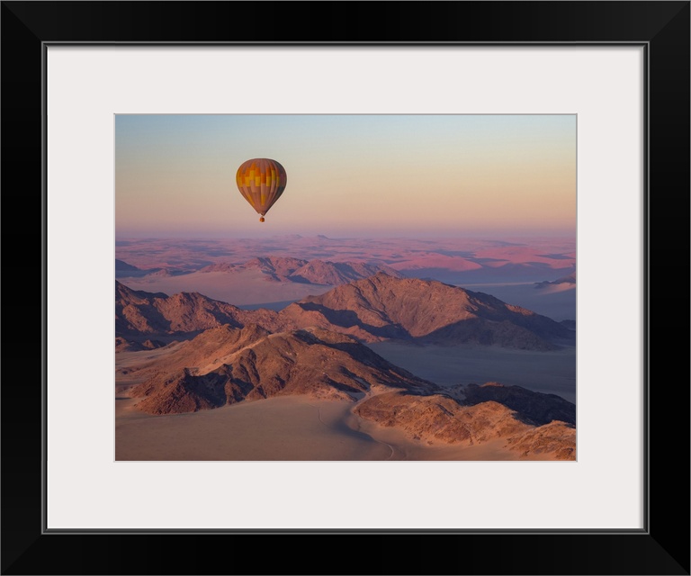 Early morning balloon ride over the sand and mountains in Namib-Naukluft Park, Sossusvlei, Namibia