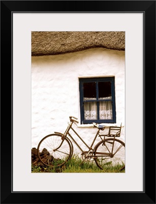 Tahtched Cottage And Bike