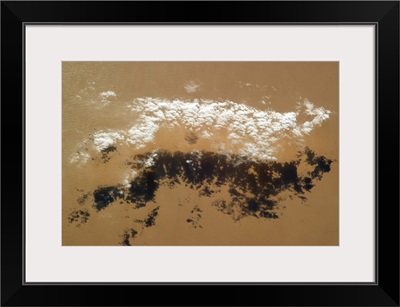 A Saharan cloud does its best to make shade on the endless sand