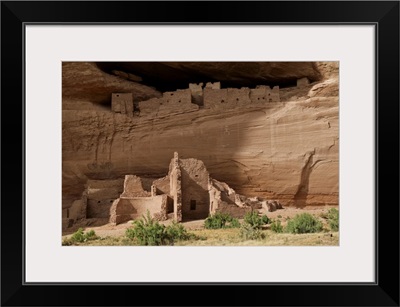 Ancient cliff dwellings of Navajo Nation at canyon floor, Canyon de Chelly, Arizona