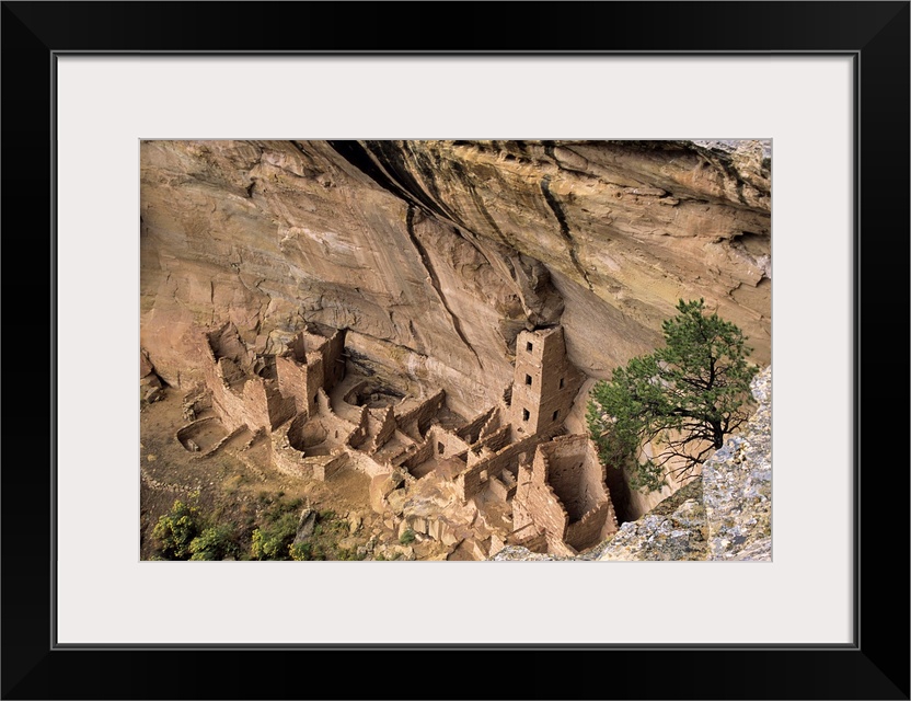 USA, Colorado, Mesa Verde NP. Square Tower House ancestral puebloan ruins in Navajo Canyon.