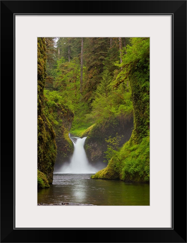 USA, Eagle Creek, Columbia Gorge, Oregon. Punchbowl Falls on Eagle Creek.