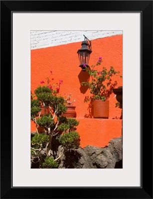 Mexico, Guanajuato, colorful wall with lantern and potted plants