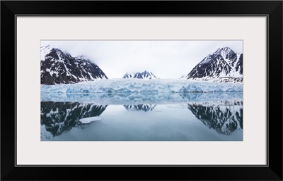 Norway, Svalbard, Monacobreen glacier, Reflections of mountains and glacier