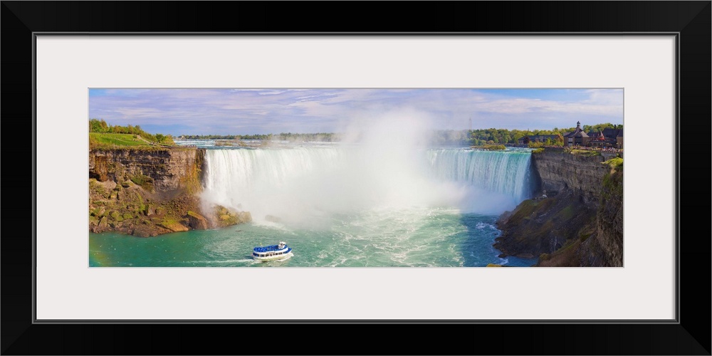 Canada, Ontario, Niagara Falls, The Canadian Horseshoe Falls (709m) with Maid of the Mist tourist boat.