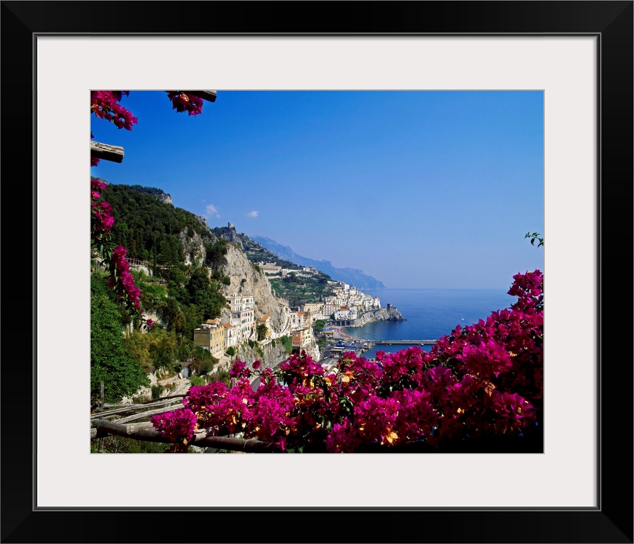 Italy, Campania, Tyrrhenian coast, Peninsula of Sorrento, Amalfi, View of the village