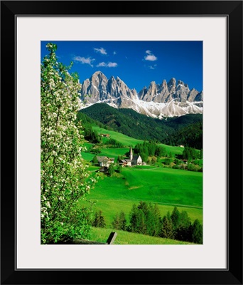 Italy, Dolomites, Val di Funes, Santa Maddalena village, view towards the Odle Range