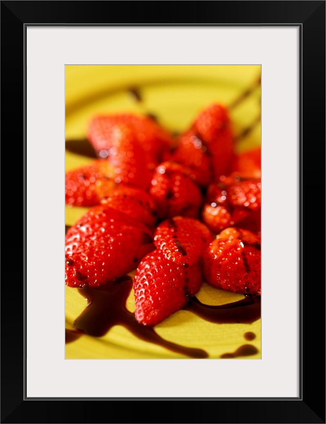 Italy, Emilia Romagna, Reggio Emilia, strawberries with balsamic vinegar