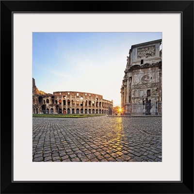 Italy, Rome, Roman Forum, Coliseum, Coliseum and Arch of Constantine at dawn