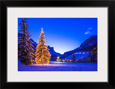 Italy, South Tyrol, Alta Badia, Corvara, Christmas tree and Gardena Pass