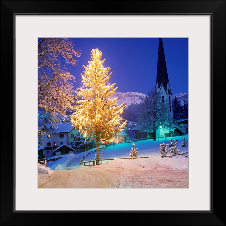 Italy, South Tyrol, Val Gardena, Passua village at Christmas time