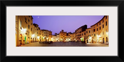 Italy, Tuscany, Lucca, Piazza dell'Anfiteatro, square