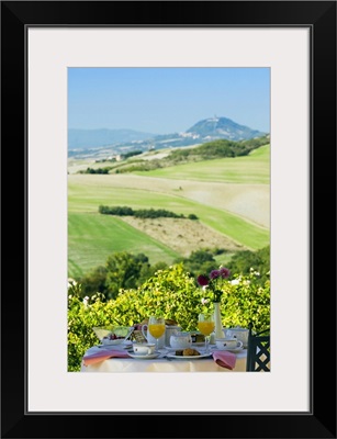 Italy, Tuscany, Val di Chiana, San Casciano dei Bagni, Breakfast on terrace