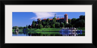 Poland, Krakow, Wawel Royal Castle and Wisla (Vistula) river