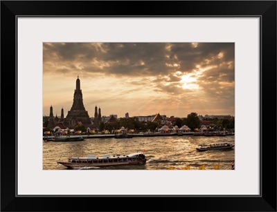 Thailand, Bangkok, Wat Arun, Sunset over the Wat Arun and the Chao Phraya river