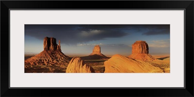 United States, Arizona, Monument Valley Tribal Park, Sunset on the Buttes