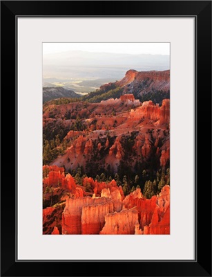 Utah, Sunrise on the Hoodoos in Bryce Canyon from Inspiration point