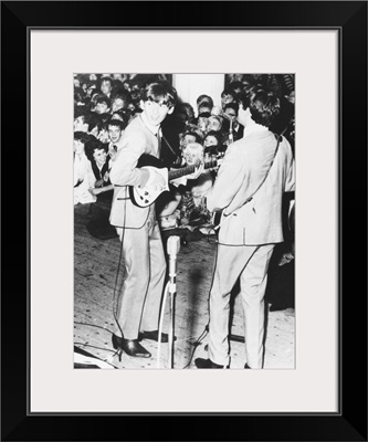 George Harrison (left) and Paul McCartney