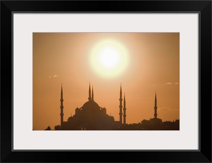 Turkey, Istanbul, silhouette of Suleymaniye mosque at sunset