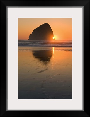 USA, Oregon, beach with stack rock