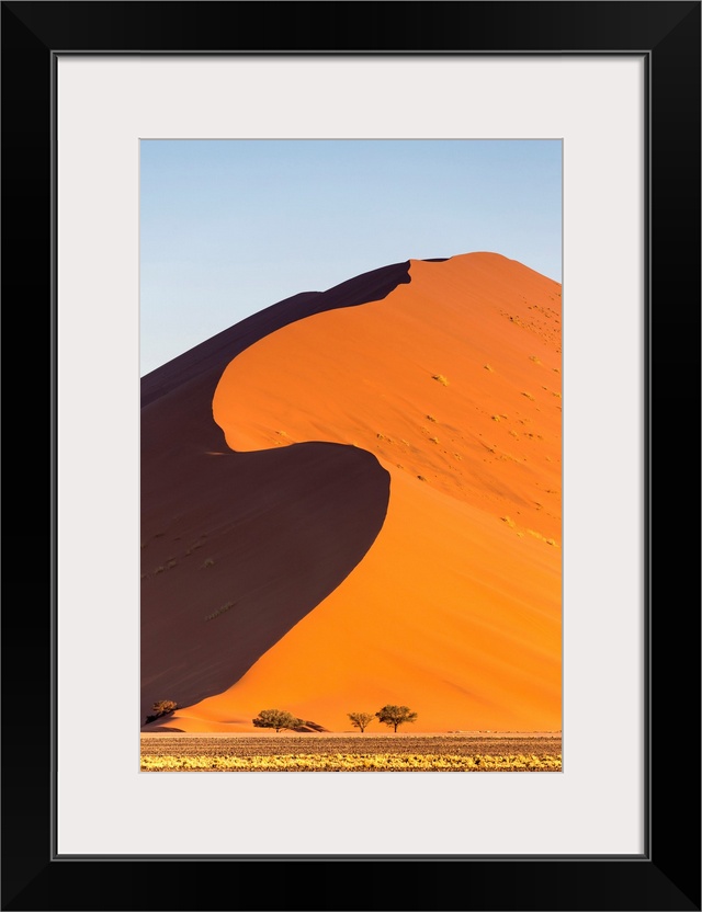 Africa, Namibia, Namib Desert, Sossusvlei, dunes at sunrise