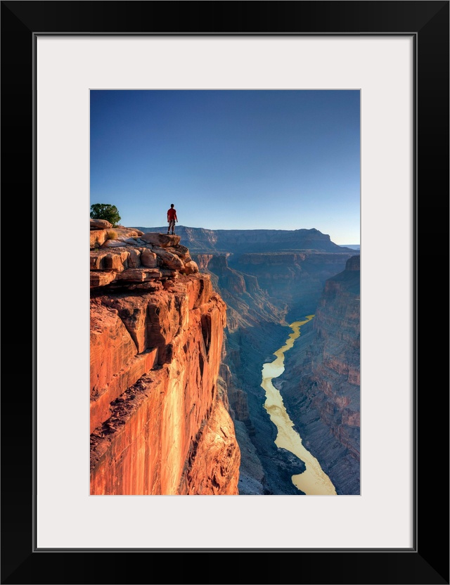 USA, Arizona, Grand Canyon National Park (North Rim), Toroweap (Tuweep) Overlook, Hiker on cliff edge (MR)