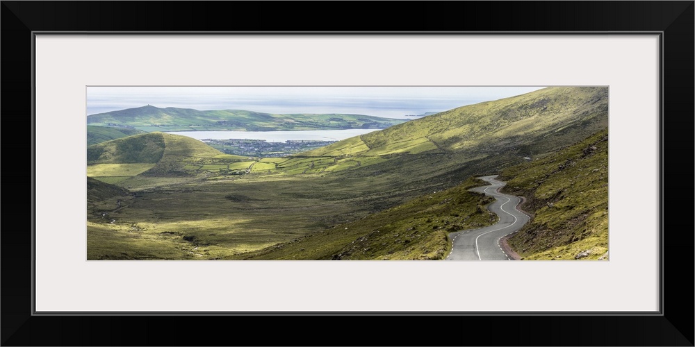 Conor Pass (Connor Pass), Dingle Peninsula, County Kerry, Munster province, Republic of Ireland, Europe. Bending mountain ...