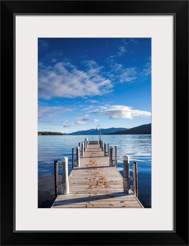 USA, New York, Adirondack Mountains, Lake George, boat pier