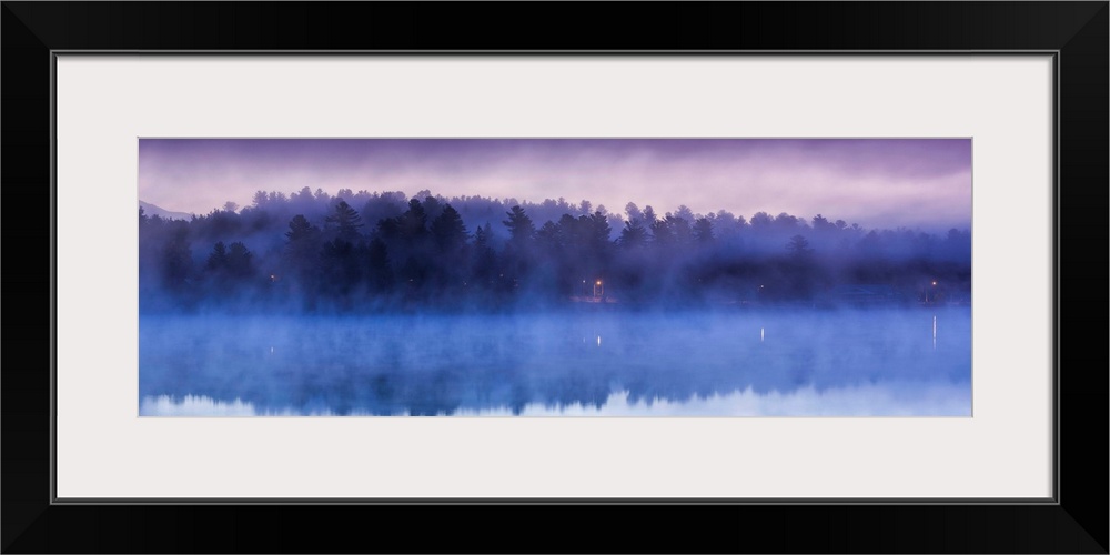 USA, New York, Adirondack Mountains, Lake Placid, Mirror Lake, dawn fog