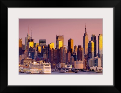 New York, Manhattan, Midtown skyline across the Hudson River