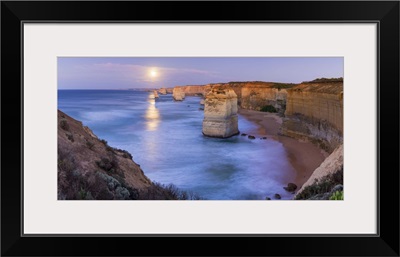 Twelve Apostles at moonrise, Port Campbell National Park, Victoria, Australia