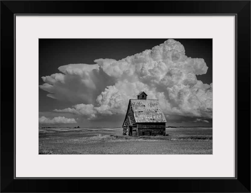 USA, Great Plains, North Dakota, Barn and Thunderstorm