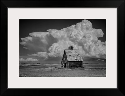 USA, Great Plains, North Dakota, Barn And Thunderstorm