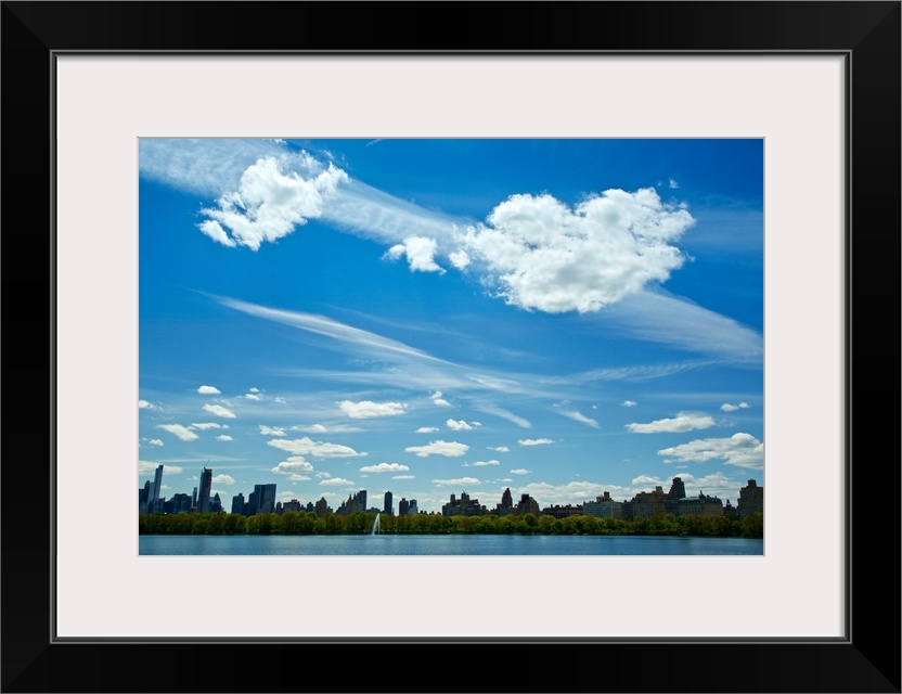 Usa, NY, New York City: Central Park Reservoir and cityscape on the South and West side of the Park