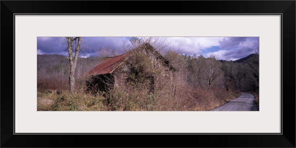 Abandoned barn at the roadside, Appalachian Mountains, North Carolina,