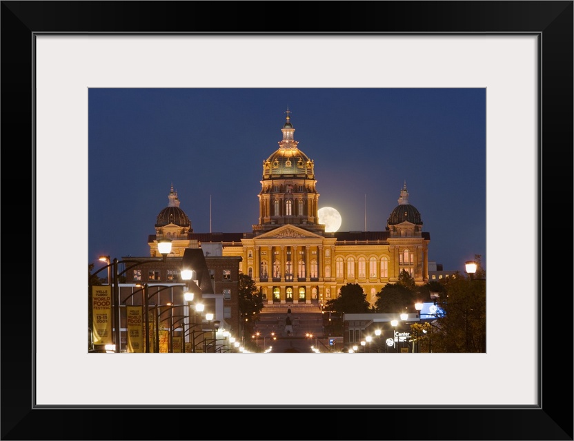 Facade of a government building, Iowa State Capitol, Des Moines, Iowa