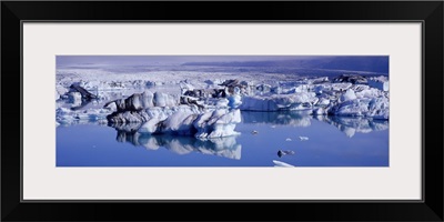 Glaciers floating on water, Jokulsa River, Breidamerkursandur, Jokulsarlon Glacial Lagoon, Vatnajokull, Iceland