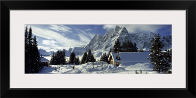 Lodge and mountains covered with snow, Tonquin Valley Backcountry Lodge, The Ramparts, Tonquin Valley, Jasper National Park, Alberta, Canada